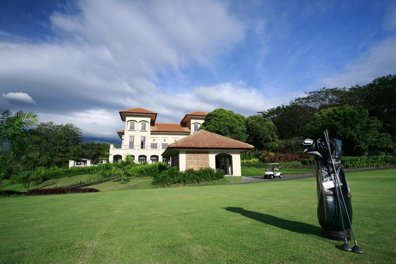 Finna Golf & Country Club Prigen Exteriör bild